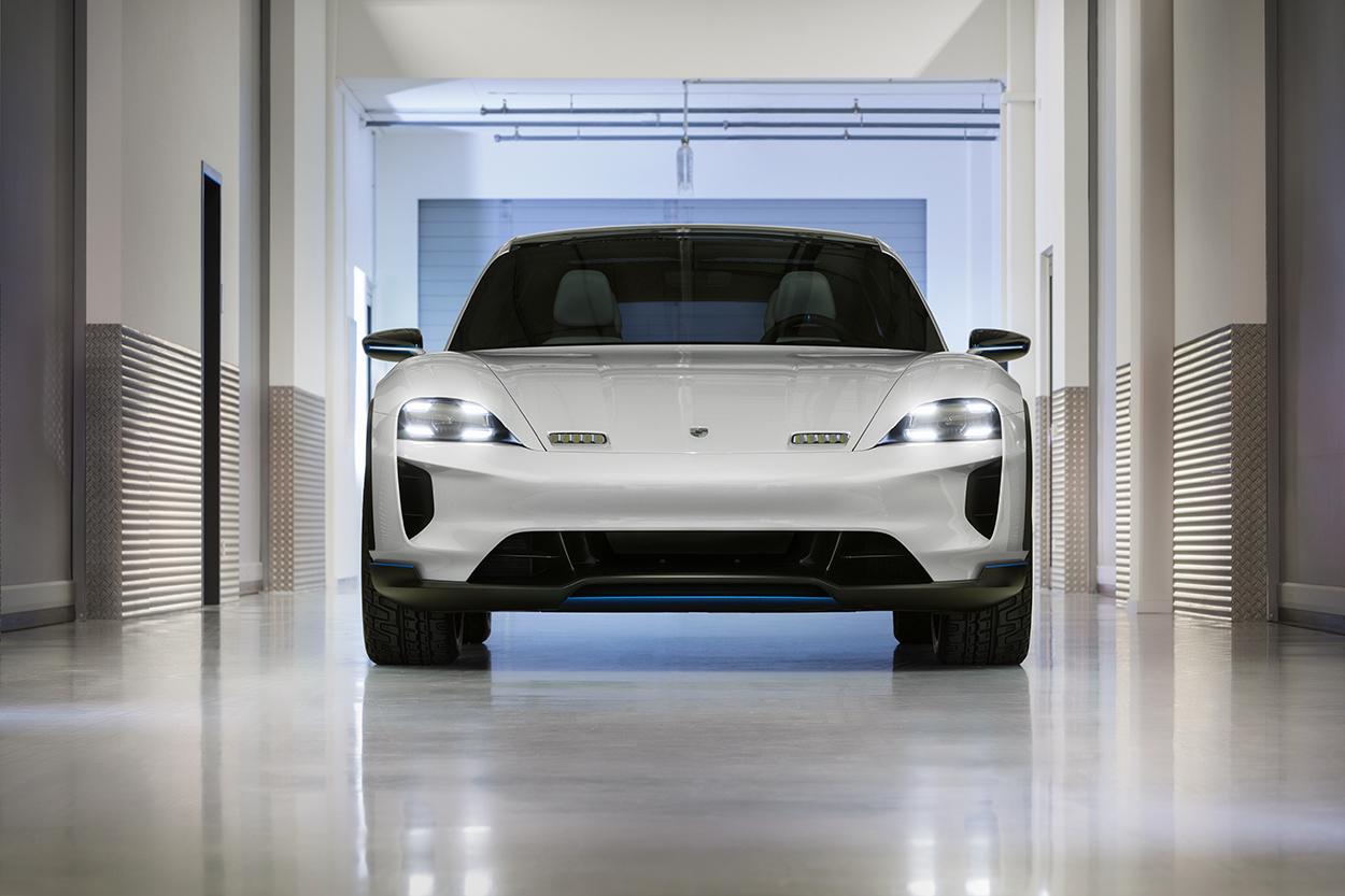 1/43 特注 ポルシェ Mission E Cross Turismo Porsche unveils Mission E Cross Turismo concept at Geneva